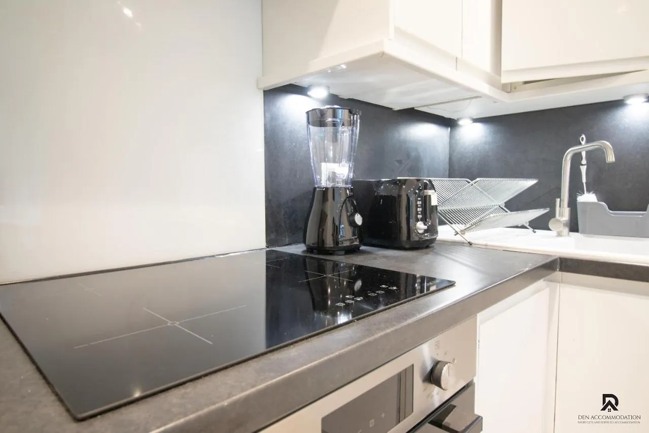 Newly Launched Two Bedroom Apartment By Den Accommodation Short Lets & Serviced Accommodation With Garden London 0*,