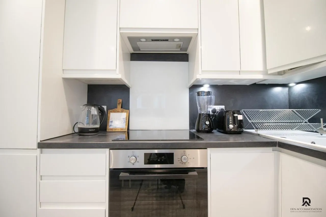 Newly Launched Two Bedroom Apartment By Den Accommodation Short Lets & Serviced Accommodation With Garden London 0*,