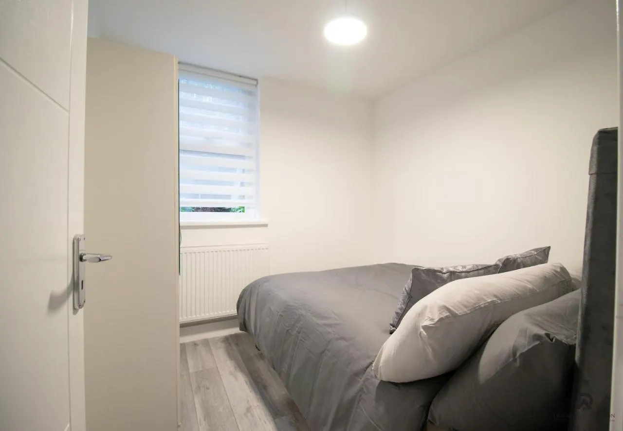 Newly Launched Two Bedroom Apartment By Den Accommodation Short Lets & Serviced Accommodation With Garden London 0*,  United Kingdom
