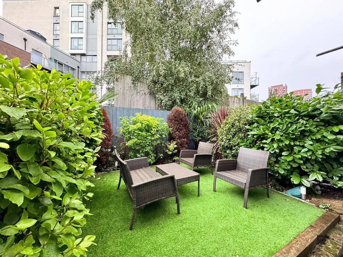 Newly Launched Two Bedroom Apartment By Den Accommodation Short Lets & Serviced Accommodation With Garden London 0*,